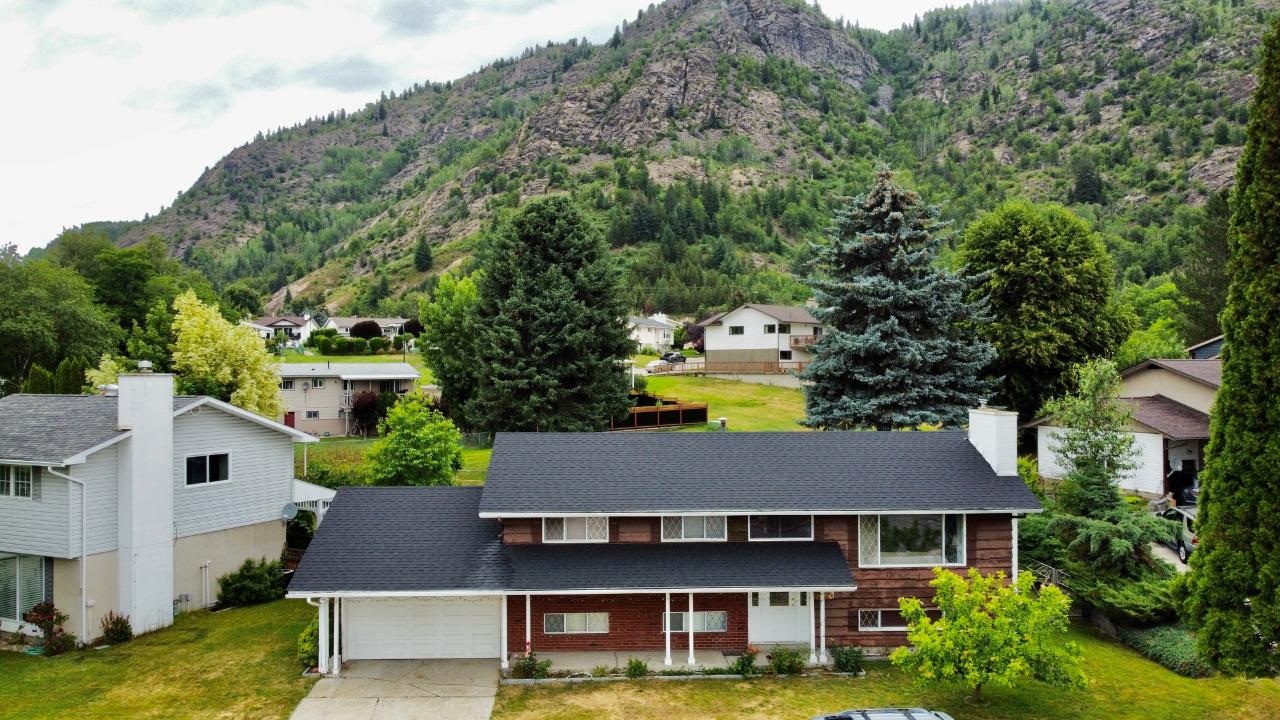 3941 Carnation Drive Century 21 Kootenay Homes Inc.