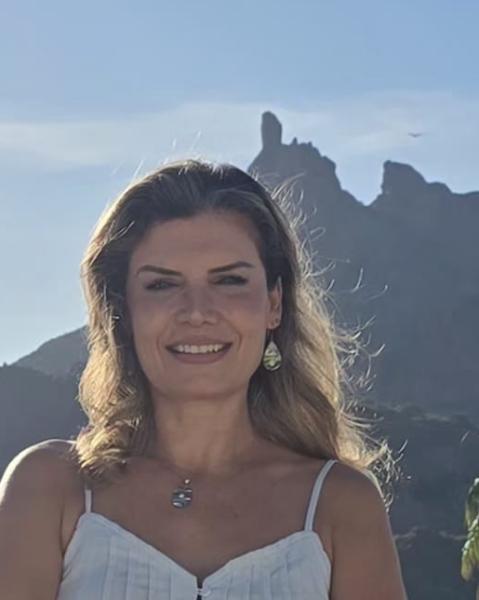 Adriana Eribes 622 855 3054 Agent Photo