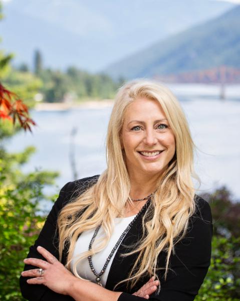 Laura Salmon Agent Photo